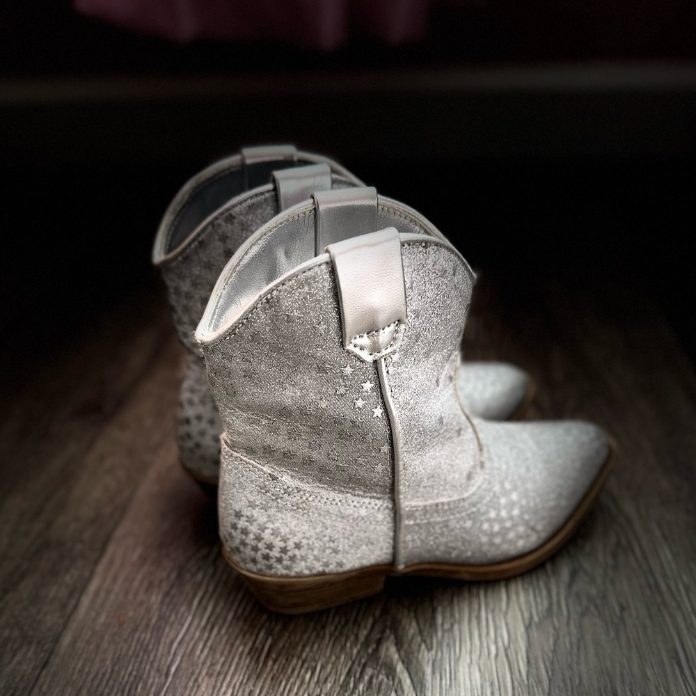 Tuckr and Tate Cowgirl boots (Size 10 T)